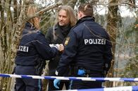 Sturm der Liebe – Michael (Erich Altenkopf, M.) hofft, dass die Polizei Ariane und Carolin auf der Spur ist (mit Komparsen).