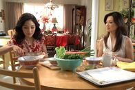 Fresh off the Boat – Jessica Huang (Constance Wu, l.); Elaine (Ming-Na Wen, r.)