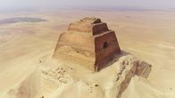 Die Pyramiden – Die Meidum-Pyramide ähnelt eher einem Wachturm als einer Pyramide. Daher nennen die Ägypter sie auch "falsche Pyramide".