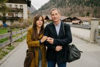 Frühling – Jetzt muss nur noch die Hochzeit geplant werden: Katja Baumann (Simone Thomalla) und Tom Kleinke (Jan Sosniok) sind frisch verlobt.