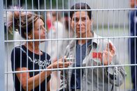 Hinter Gittern - Der Frauenknast – Nach ihrer Rückkehr verteilt Jeanette (Christine Schuberth, li.) grosszügig Geschenke (re. Maren Schumacher).