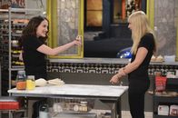 2 Broke Girls – Als Caroline (Beth Behrs, r.) von ihrem Date versetzt wird, beschließen sie und Max (Kat Dennings, l.), die Reservierung im neuen "It- Restaurant" auf keinen Fall verfallen zu lassen ...