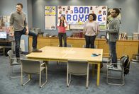 Community – Um den Abschied von Troy (Donald Glover, r.) gebührend zu feiern, hat sich Abed eine ganz besondere Feier ausgedacht, bei der Jeff (Joel McHale, l.), Annie (Alison Brie, 2.v.l.) und Shirley (Yvette Nicole Brown, 2.v.r.) mitmachen müssen - ob sie wollen oder nicht ...