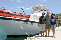 GEO Reportage – Kapitän Cristiano Paoli (Mi.) mit Andrès Lopez (li.) und Ilena Zanella (re.) vor seiner Yacht "Aguila" bei der Abreise nach Cocos Island
