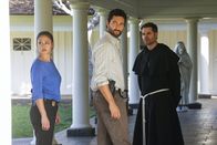 Navy CIS: Hawaii – (v.l.n.r.) Jane Tennant (Vanessa Lachey); Jesse Boone (Noah Mills); Bruder Ellis Kane (Wes Chatham)
