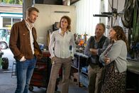 Der Bergdoktor – Caro (Barbara Lanz, 2.v.l.) und Rolf Pflüger (Wolfram Berger, 2.v.r.) sowie Hans (Heiko Ruprecht, l.) und Lilli Gruber (Ronja Forcher, r.) hoffen, dass die Bank ihnen weiter wohlgesonnen ist.