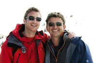 Der Bergdoktor – Die Gruber-Brüder Hans (Heiko Ruprecht, l.) und Martin (Hans Sigl, r.) werden zu einer Bergrettung gerufen.