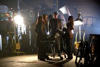 Castle – Beckett (Stana Katic, 2.v.l.) leitet eine geheime Ermittlung, um den Mörder ihrer Mutter zu finden. Doch die Dinge laufen aus dem Ruder, als ein Mann, den sie überwacht, getötet wird, und sie braucht die Hilfe von Gates (Penny Johnson Jerald, l.), Castle (Nathan Fillon, 2.v.r.) und Parish (Tamala Jones, r.) ...