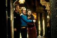 Das Geisterschloss – Dr. David Marrow (Liam Neeson, l.), Luke (Owen Wilson, M.) und Theo (Catherine Zeta-Jones, r.) ist auch nicht wohl bei der Sache. Als sie ein ungewöhnliches Geräusch bemerken, machen sie eine schreckliche Entdeckung.
