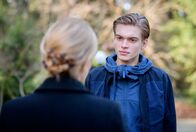 Sturm der Liebe – Vor Katja (Isabell Stern, l.) ist Leo (Aurel Klug, r.) entschlossen, dass sich der Fußballalbtraum nicht wiederholen wird.