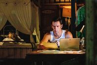 Death in Paradise – Detective Neville Parker (Ralf Little) recherchiert nachts zu einer Person, die im Zusammenhang mit dem Mordfall stehen könnte und macht dabei eine interessante Entdeckung.