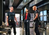 S.W.A.T. – Von links: David 'Deacon' Kay (Jay Harrington), Jessica Cortez (Stephanie Sigman) und Daniel 'Hondo' Harrelson (Shemar Moore) Die Verwendung des sendungsbezogenen Materials ist nur mit dem Hinweis und Verlinkung auf TVNOW gestattet.