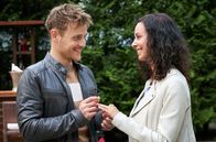 Sturm der Liebe – Vanessa (Jeannine Gaspár, r.) und Max (Stefan Hartmann, l.) feiern ihre Verlobung.