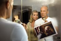 Doppelgängerin – Hedwig (Jutta Speidel) konfrontiert ihren Mann Wolter (Heiner Lauterbach) mit Fotos seiner Geliebten.