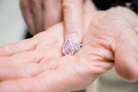 Luxusklasse: Einkaufsmeile der Superreichen – Ein seltener Stein für die steinreiche Kundschaft: Im Juwelierhaus Boodles wechseln millionenschwere Klunker den Besitzer.