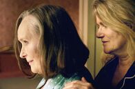 Wir beide – Madeleine (Martine Chevallier, li.) und Nina (Barbara Sukowa, re.) träumen von einem gemeinsamen Leben in Rom. Doch bisher können sie ihre Liebe nur im Verborgenen ausleben.