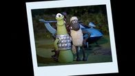 Shaun das Schaf – Der Fremde ist wirklich nett. Ein Erinnerungsfoto beweist den seltsamen Besuch.