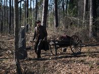 Salem – All denjenigen, denen es nicht vergönnt ist, die ewige Ruhe auf dem Grund von Salem zu finden, werden von Isaac (Iddo Goldberg) außerhalb des Dorfes gesammelt - eine Goldgrube für die Hexen ...