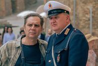 Signora Volpe – Giuseppe Pannacci (Andrea Bruschi, l.) und der zwielichtige Wachtmeister Ernesto Bevilacqua (Stefano Fregni, r.) machen Stimmung gegen den vermeintlichen Mörder von Giuseppes Schwester.