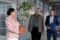 Die Rosenheim-Cops – Während die Kommissare Stadler (Dieter Fischer, M.) und Hansen (Igor Jefti?, r.) ermitteln, ist es Frau Grasegger (Ursula Maria Burkhart, l.) gelungen, das Apfelbäumchen für Stadlers Frau Hilde zu besorgen.