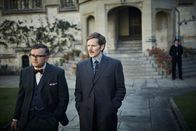 Der junge Inspektor Morse – Endeavour (Shaun Evans, r.) und Dr. Max Derbryn (James Bradshaw, l.) ermitteln auf dem Hof von Farmer Rennett Bell.