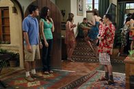 Two and a Half Men – Charlie (Charlie Sheen, l.) und Chelsea (Jennifer Taylor, 2.v.l.) sind völlig genervt, als Alan (Jon Cryer, r.) mit Melissa eine nicht angekündigte Party im Haus feiert ...