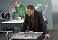 Tatort – Thorsten Lannert (Richy Müller) fragt sich, was seine beiden aktuellen Fälle miteinander verbindet. Gerichtsmediziner Dr. Vogt (Jürgen Hartmann) hat ihn darauf aufmerksam gemacht, dass der Mörder seine Opfer offensichtlich absichtlich langsam verbluten ließ, damit sie im Todeskampf über den Grund für den Mord nachdenken konnten.