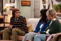 How I Met Your Father – (v.l.n.r.) Swish (Michael Cimino); Valentina (Francia Raisa); Sophie (Hilary Duff)