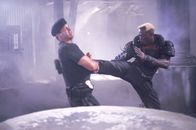 Demolition Man – Nach einem letzten Duell werden der Cop John Spartan (Sylvester Stallone, l.) und sein Widersacher Simon Phoenix (Wesley Snipes, r.) eingefroren. Erst 36 Jahre später wird der Kampf fortgesetzt ...