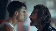 Operation Marea Negra – Nando (Álex González, l.) träumt von einer Karriere als Profiboxer, doch sein Trainer (Luis Zahera, r.) ist überzeugt, dass er dafür zu alt sei. Zwischen ihnen entbrennt ein hitziger Streit.