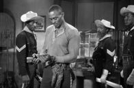 Der schwarze Sergeant – Sergeant Braxton Rutledge (Woody Strode, 2.v.l.) wird allein am Tatort angetroffen und von den Soldaten festgenommen.