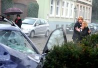 Rote Rosen – ARD ROTE ROSEN FOLGE 1220 Uhr im ERSTEN. Mick (Tobias Rosen, l.) rettet Bente (Nela Schmitz, r.) aus dem brennenden Wagen.