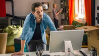 Für eine Nacht ... und immer? – Eva (Juliane Köhler) beobachtet Tom (Marc Benjamin).