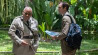 Death in Paradise – Während DI Neville Parker (Ralf Little, r.) unermüdlich an dem ungeklärten Todesfall von Gerry Stableforth arbeitet, konzentriert sich Commissioner Selwyn Patterson (Don Warrington, l.) auf die Vorbereitungen für seine bevorstehende Party. Er stellt klar, dass Parkers Teilnahme an seiner Party nur unter der Bedingung möglich ist, dass es zu keinem weiteren Fiasko kommt.