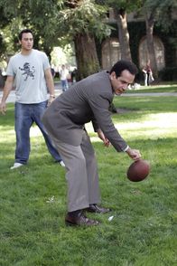 Monk – Beim Jahrgangstreffen in seinem alten College erinnert sich Monk (Tony Shalhoub, vo.) an alte Zeiten.