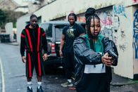 The Outlaws – Als Esme (Aiyana Goodfellow) merkt, dass die Gangster ihren Bruder ausschalten wollen und sie daraufhin zur Waffe greift, gibt es für sie kein Zurück mehr.