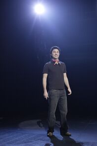 Scrubs - Die Anfänger – Nachdem J.D. (Zach Braff) erfahren hat, das er Vater wird, ertränkt er seinen Kummer im Alkohol und landet in einem angeschlagenem Zustand bei der Blue Man Group auf der Bühne ...