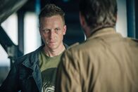 Decision Game – Nachdem Alex trotz Warnung die Polizei eingeschaltet hat, ziehen die Entführer Mark (Jakob Diehl, l.) und Robert (Roeland Wiesnekker, r.) Konsequenzen.
