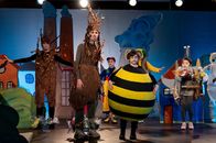 Nestwochen – Marie (Lola Höller, 2.v.l.) und Maxi (Linus von Emhofen, 2.v.r.) können nicht fassen, welches Chaos ihre Eltern im Publikumsraum veranstalten.