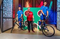1, 2 oder 3 – Die Radball-Profis Felix (l.) und Tom (r.) sind heute zu Gast und stehen Elton (M.) Rede und Antwort.