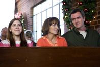 The Middle – Damit Frankie (Patricia Heaton, M.) im Kirchenchor mitsingen kann, helfen Mike (Neil Flynn, r.) und Sue (Eden Sher, l.) daheim bei den Weihnachtsvorbereitungen ...