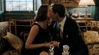The Royals – Willow (Genevieve Gaunt, l.) lässt sich schließlich auf Robert (Max Brown, r.) ein, doch sind dessen Liebesbekundungen wirklich echt?