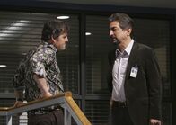 Criminal Minds – Kennen sich bereits von früher: Kevin Lynch (Nicholas Brendon, l.) und Rossi (Joe Mantegna, r.) ...