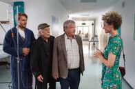 Rentnercops – v.r.) haben im Krankenhaus den verletzten Callboy Christian Kellner (Sebastian Tessenow, l.) befragt und Celine (Karen Dahmen, r.) kennengelernt.