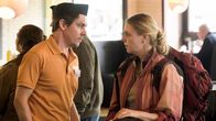 Tatort – Axel Fahl (Nikolas Kohrt) arbeitet in einem Schnellrestaurant. Ella Jung (Ricarda Seifried) hat kein festes Dach überm Kopf und bittet ihn um Hilfe.