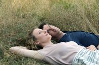 Ich bin dein Mensch – Um kein Aufsehen zu erregen und möglichst viel Akzeptanz im Umfeld zu erhalten, erfinden Alma (Maren Eggert) und Tom (Dan Stevens) eine gemeinsame, "menschliche" Geschichte.