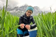 P.M. Wissen – Dr. Corinna Wallinger, Ökologin, Universität Innsbruck, mit einem gefangenen Laufkäfer