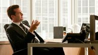 Suits – Harvey (Gabriel Macht) sucht nach einem Weg, dem überlegenen Travis Tanner zuvorzukommen – und zieht Mike zu Rate.