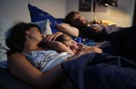 Tage mit Naadirah – Daniel (Christoph Humnig, re.) liebt sein Familienleben mit Jenny (Katharina Bach, li.) und Jonathan (Karlo Gruber, Mi.), aber manchmal überkommen ihn Zweifel.