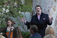 Modern Family – Cameron Tucker (Eric Stonestreet) wurde als Sänger für eine Hochzeitsfeier engagiert.